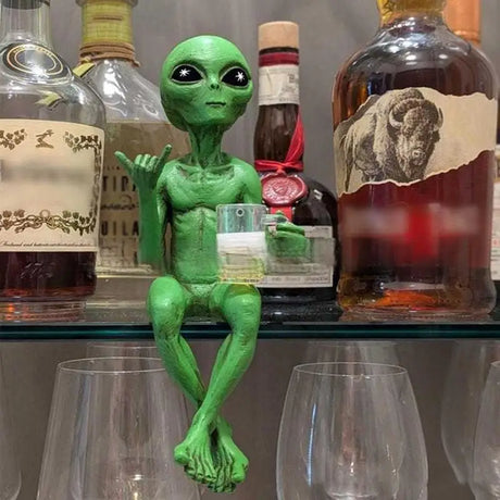Funny Alien Statue Sculpture Garden Landscaping Yard Art Ornament Resin Beer Drinking Alien Sculpture Desktop Decoration